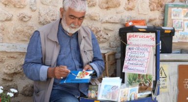 Atölyesinin kirası artınca, sokak ressamı oldu
