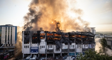 Başakşehir'de fabrikada çıkan yangını söndürme çalışmaları sürüyor