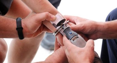 Bileğindeki kelepçe, yüzük kesme aparatıyla çıkarıldı