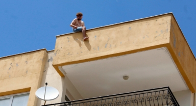 Çatı katında intihara kalkıştı
