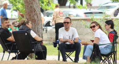 Çocuklar sınavda, aileleri dışarıda heyecan yaşadı