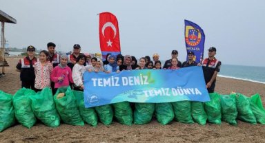 Çocuklardan sahilde çevre temizliği