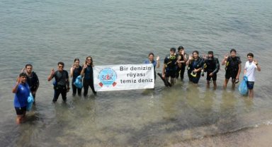 Dalgıçlar Side'de denizi temizledi