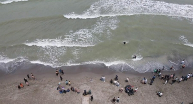 Denizde kaybolan genç 2 saat sonra sudan çıkarıldı