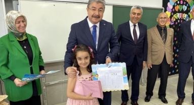 Deprem bölgesinde 136 bin öğrenci, karne heyecanı yaşadı