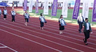 Depremde ölen arkadaşlarını unutmadılar