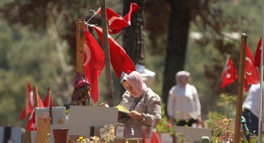 Depremin merkez üssü Kahramanmaraş'ta kabristanda hüzünlü bayram