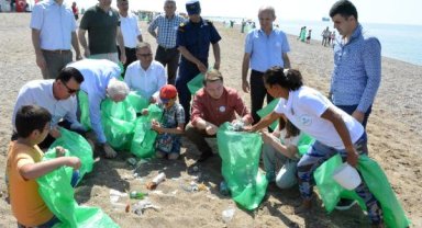 Depremzedeler anısına denize çelenk bırakıldı