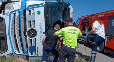 Edirne’de, devrilen TIR’ın şoförü yaşamını yitirdi