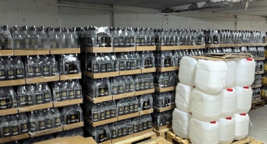 Edirne'de imalathaneye operasyonda 26 bin 300 şişe sahte içki ele geçirildi