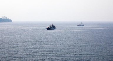 Fırkateyn, Antalya Yat Limanı açığına demirledi