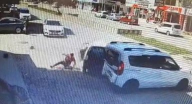 Hafif ticari araca çarpan otomobilin sürücüsü yola savruldu