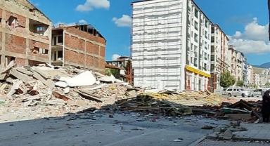 Hasarlı bina kontrollü olarak yıkıldı