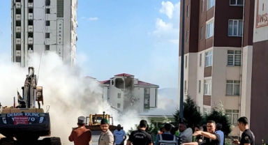 Hasarlı bina, yıkım sırasında sağlam binanın üzerine devrildi