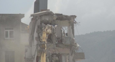 Hatay'da ağır hasarlı binaların yıkımı sürüyor