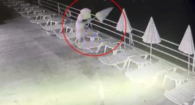 Havluyla yüzünü gizleyip dans etti, ardından plaj şemsiyelerini denize attı