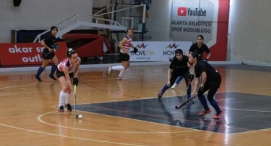 Hokey grup maçları başladı