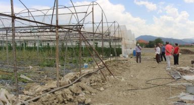 Hortum ve dolu vuran Kayabaşılı üreticiye sera naylonu yardımı
