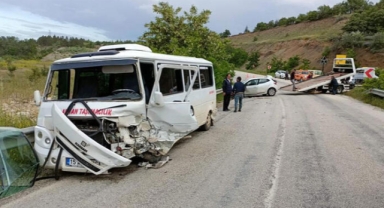 İşçi minibüsü ile otomobil çarpıştı; 13 yaralı
