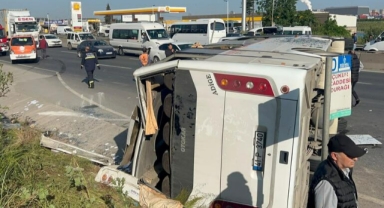 İşçi servis midibüsü TIR’a çarpıp devrildi: 13 yaralı