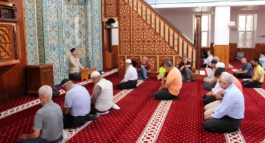 İskenderun'da depremlerde hayatını kaybedenler için Kur'an-ı Kerim okutuldu