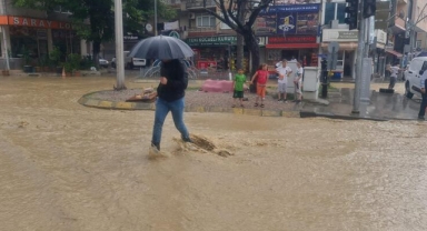 İzmit'te sağanak; dere taştı, cadde su altında kaldı