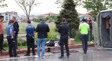 Jandarma personelini taşıyan araç devrildi; 5 yaralı