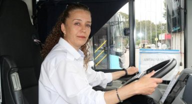 Kadın otobüs şoförüne bıçak çekilen tartışmanın görüntüleri ortaya çıktı