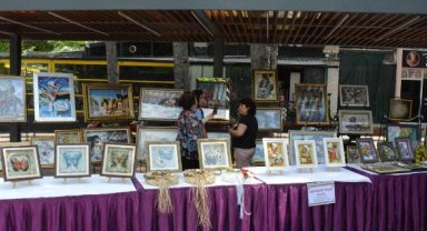 Kadınlar el emeğiyle aile ekonomisine katkı sağlıyor