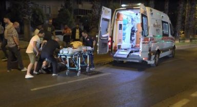 Kaldırıma çarpan moto kurye yaralandı