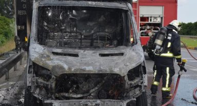 Kamyonet seyir halinde yandı