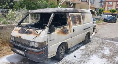 Kısa devre yapan akü hafif ticari aracı kül etti