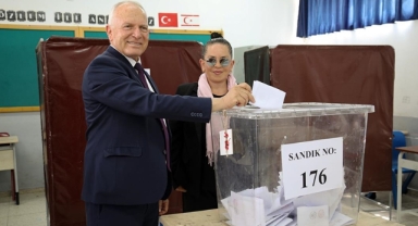 KKTC'de seçmenler ara seçim için sandık başında