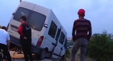 Kontrolden çıkan minibüs, kaldırımda asılı kaldı; 5 yaralı