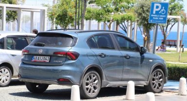 Konyaaltı sahilinde engelli aracı park problemi