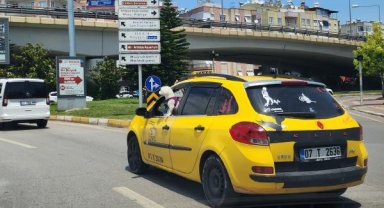 Köpeğin takside tehlikeli yolculuğu kamerada