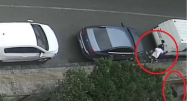 Köpekten kaçarken otomobil çarptı