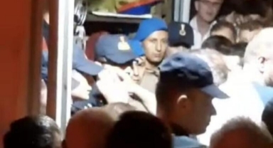 Mahallelinin linç girişiminden jandarma üniforması giydirilerek kurtarıldılar