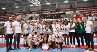 Mavi Kelebekler, ligi 2'ncilikle tamamladı