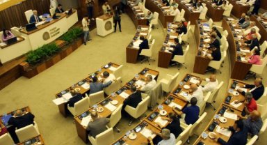 Mecliste sivrisineğe karşı cibinlik önerisi