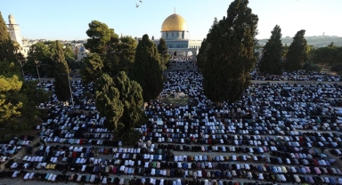Mescid-i Aksa'da bayram namazı 100 bin kişiyle kılındı