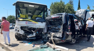 Midibüs ile minibüs çarpıştı: 13 yaralı