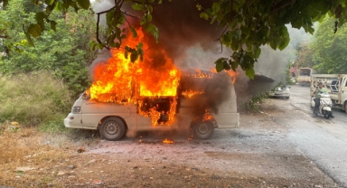 Minibüs alev alev yandı