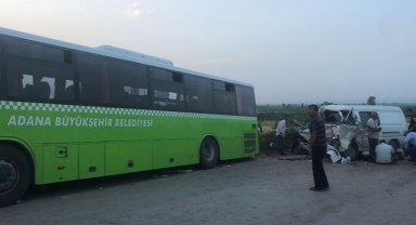 Minibüs ile otobüs çarpıştı: 3 ölü