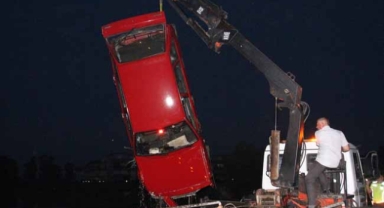 Minibüsle çarpışan otomobil dereye düştü