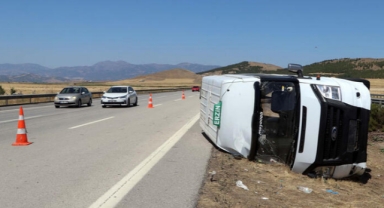 Minibüs devrildi: 13 yaralı