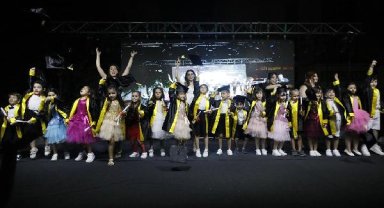 Minikler cübbe giyip kep atarak mezun oldu