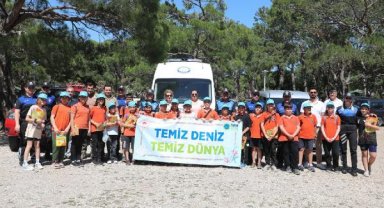 Öğrencilerle piknik alanını temizlediler