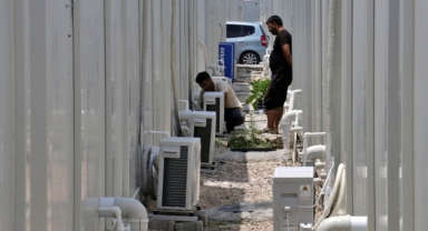 Osmaniye'de depremzedelerin kaldığı konteynerlere klima takılıyor