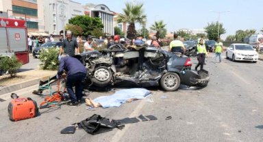 Otomobil, aydınlatma direği ile araca çarptı: 2 ölü, 3 yaralı